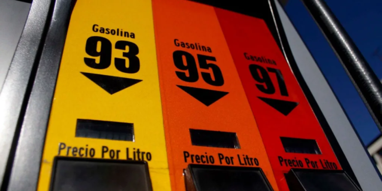 Mientras el litro en Chile cuesta 1.582 pesos, la gasolina en Venezuela vale apenas 30 pesos - Foto: Radio Pudahuel