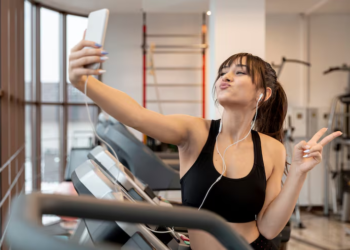 Lo que dice la ciencia sobre quienes comparten fotos constantemente en el gimnasio - Foto: Freepik