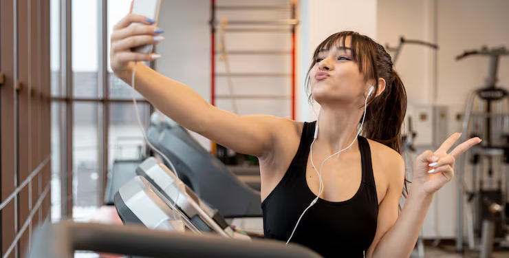 Lo que dice la ciencia sobre quienes comparten fotos constantemente en el gimnasio - Foto: Freepik