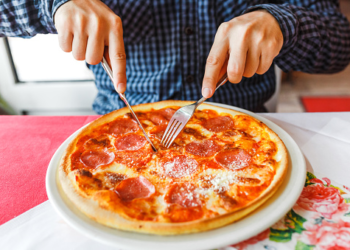 Lo que dice la psicología sobre quienes prefieren comer pizza con tenedor y cuchillo - Foto: iStock