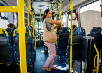 Proyecto de ley establece un salario de $710.000 pesos para conductores de buses en este país - Foto: El País