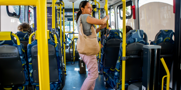 Proyecto de ley establece un salario de $710.000 pesos para conductores de buses en este país - Foto: El País