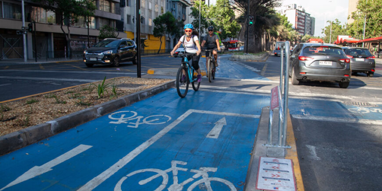 Presidente suspende inversión y 6.000 chilenos son avisados del recorte - Foto: Revista PEdalea