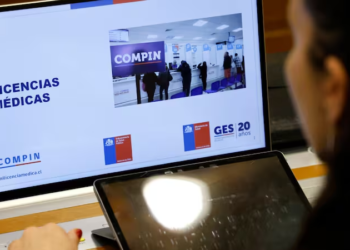 Kast descubre que 6.000 empleados públicos chilenos con licencia seguían recibiendo pagos de empresas privadas - Foto: La Tercera