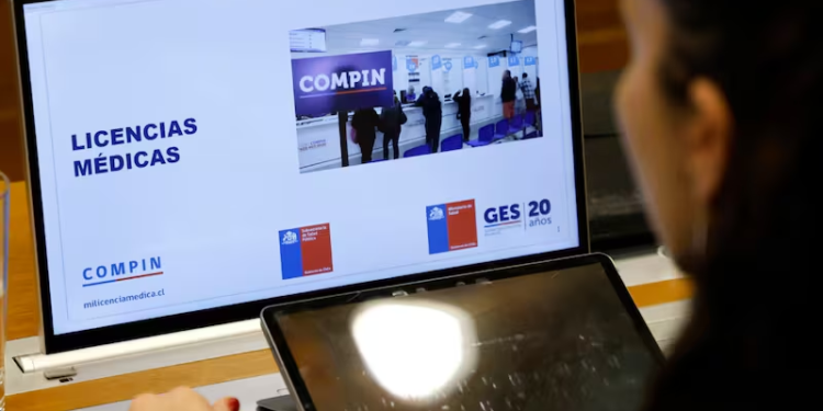 Kast descubre que 6.000 empleados públicos chilenos con licencia seguían recibiendo pagos de empresas privadas - Foto: La Tercera