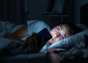 Lo que dice la psicología sobre quienes duermen con el celular al lado de la cama - Foto: Infobae