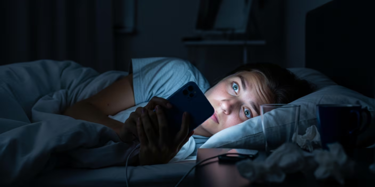 Lo que dice la psicología sobre quienes duermen con el celular al lado de la cama - Foto: Infobae