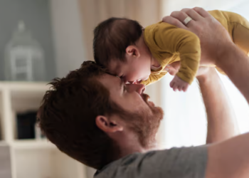Presidente sanciona ley y la licencia de paternidad se amplía cuatro veces en este país - Foto: Laboratorios Farma