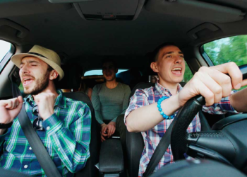 Lo que dice la psicología sobre quienes escuchan música mientras conducen por las calles de Chile - Foto: Renting Finders