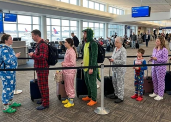 Aeropuerto sorprende al mundo y prohíbe a pasajeros abordar el avión por usar Crocs - Foto: TV Azteca