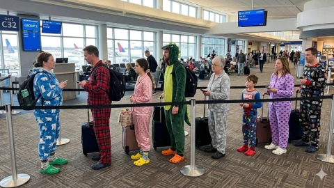 Aeropuerto sorprende al mundo y prohíbe a pasajeros abordar el avión por usar Crocs - Foto: TV Azteca