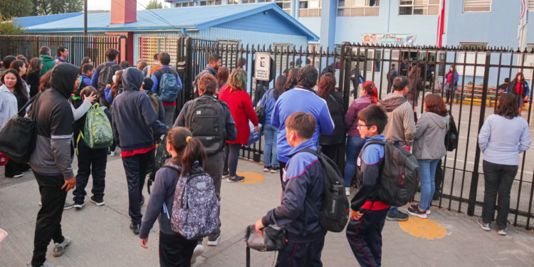 Las clases recién volvieron en Chile y alumnos son avisados de nuevas vacaciones a partir del lunes - Foto: BBCL