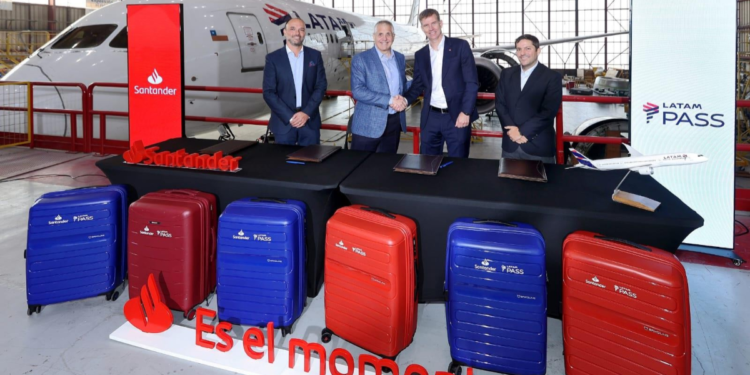 Santander emite comunicado general para todos los clientes con cuenta activa - Foto: BBCL