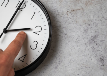 El horario de invierno comienza el 4 de abril y solo 2 regiones de Chile no se sumarán al cambio - Foto: Shutterstock