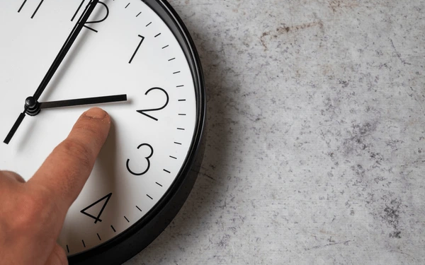 El horario de invierno comienza el 4 de abril y solo 2 regiones de Chile no se sumarán al cambio - Foto: Shutterstock
