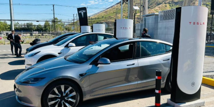 Elon Musk envía importante mensaje a todos los dueños de autos eléctricos en Chile - Foto: La Tercera