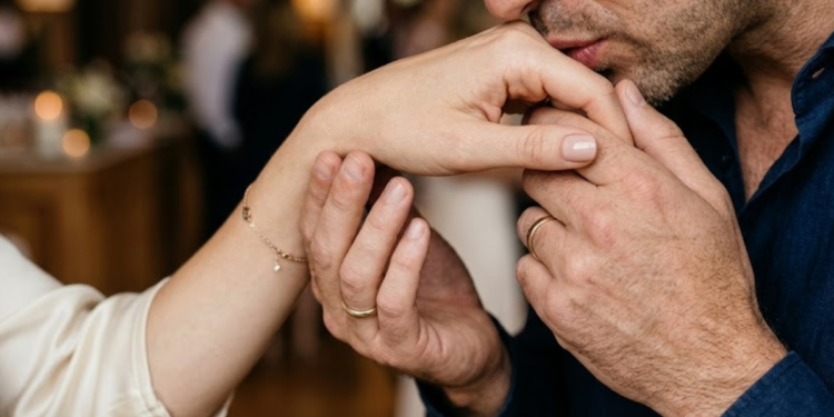 Tribunal Supremo decide que ahora el beso en la mano se considera agresión sexual en este país - Foto: X.com