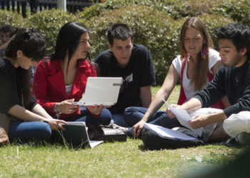 Tras alerta del gobierno, Chile recauda $200 millones por día solo con los estudiantes - Foto: El Observatodo