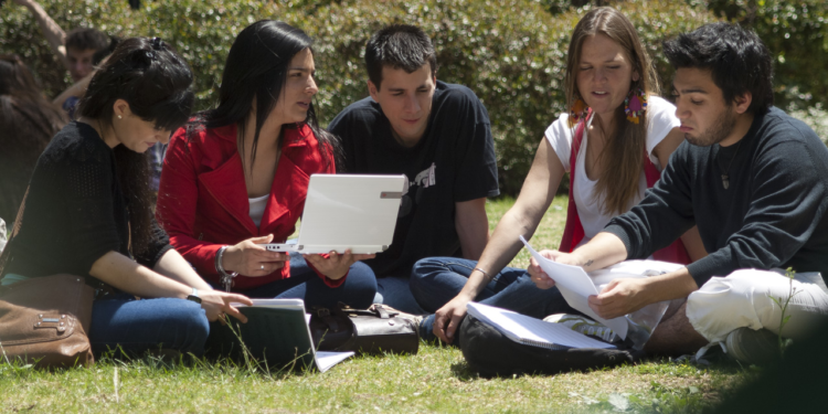 Tras alerta del gobierno, Chile recauda $200 millones por día solo con los estudiantes - Foto: El Observatodo