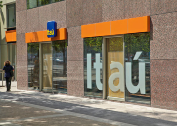 Alerta importante para todos los chilenos con cuentas activas en Itaú y Santander - Foto: Diario Financiero