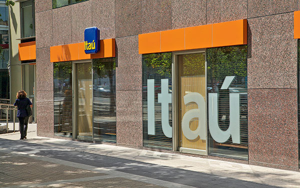 Alerta importante para todos los chilenos con cuentas activas en Itaú y Santander - Foto: Diario Financiero