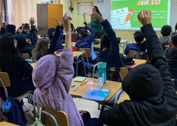 Ley es aprobada y alumnos deberán pasar por revisiones en las escuelas en Chile - Foto: La Tercera