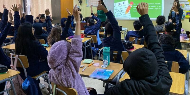 Ley es aprobada y alumnos deberán pasar por revisiones en las escuelas en Chile - Foto: La Tercera