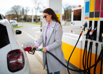 Gobierno anticipa una reducción en el precio de los combustibles en Chile - Foto: Freepik