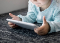 Científicos alertan sobre niños con el cerebro atrofiado por el uso excesivo de la tecnología - Foto: Freepik