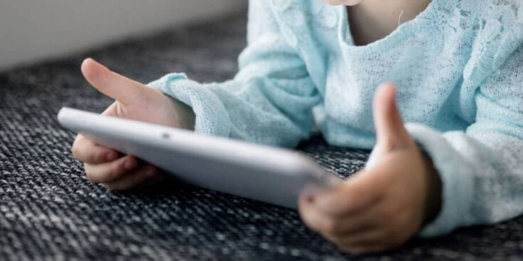 Científicos alertan sobre niños con el cerebro atrofiado por el uso excesivo de la tecnología - Foto: Freepik