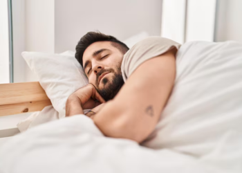 Qué dice la psicología sobre quienes duermen hasta más tarde los fines de semana - Foto: Freepik
