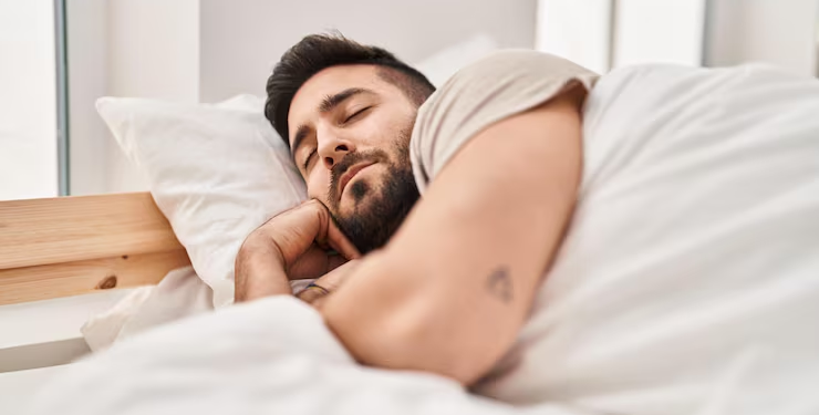 Qué dice la psicología sobre quienes duermen hasta más tarde los fines de semana - Foto: Freepik