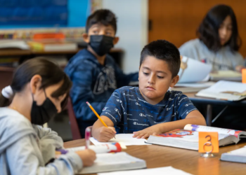 Escuelas estarán cerradas el lunes y los alumnos de educación básica y media tendrán un receso prolongado en este país - Foto: CalMatters