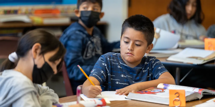 Escuelas estarán cerradas el lunes y los alumnos de educación básica y media tendrán un receso prolongado en este país - Foto: CalMatters