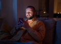La luz del celular antes de dormir perjudica el sueño, pero la ciencia apunta a otro culpable - Foto: Freepik
