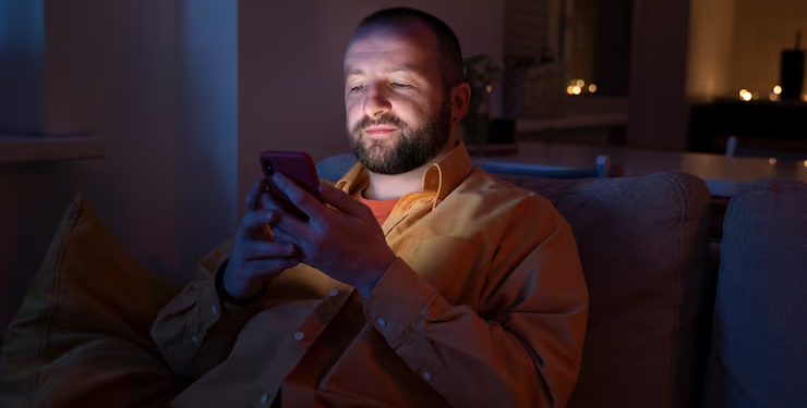 La luz del celular antes de dormir perjudica el sueño, pero la ciencia apunta a otro culpable - Foto: Freepik