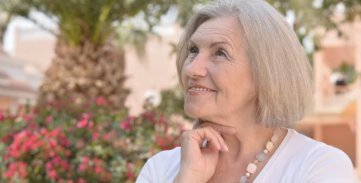 Si esta ley es aprobada en Chile, las mujeres mayores de 60 años ya no tendrán que pagar esta cuenta anual - Foto: Freepik