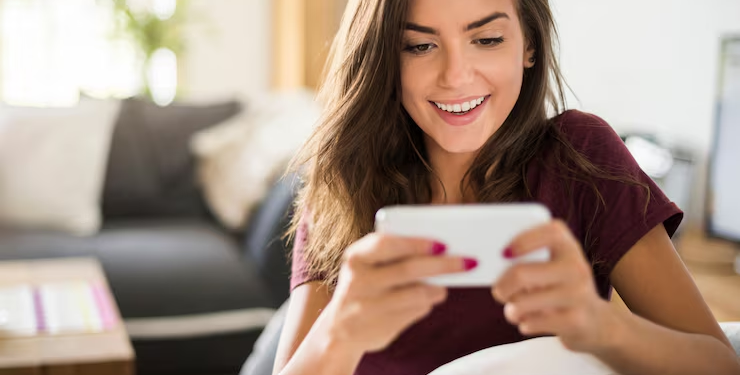 Hábito que el 65% de los chilenos dice tener en su tiempo libre podría estar dañando su cerebro - Foto: Freepik