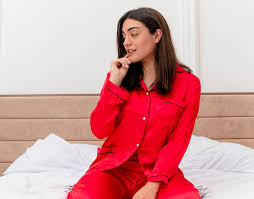Si usas pijama para dormir, tu sueño podría verse afectado - Foto: Freepik