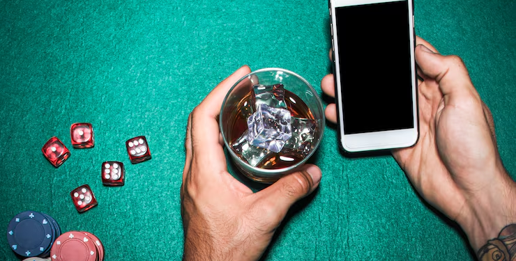 Señales de alerta a las que debes prestar atención si tu hijo pasa mucho tiempo frente al celular - Foto: Freepik