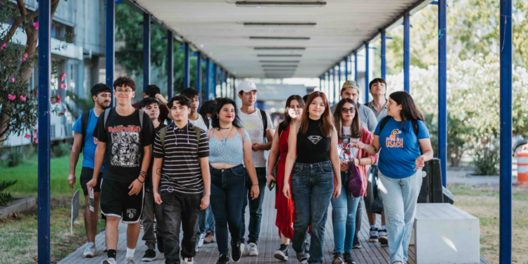 ¿Se puede anticipar riesgos en aulas escolares? Universitarios crean plataforma con IA para ello - Foto: Usach