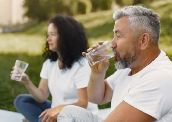 Recomiendan nunca aumentar la ingesta de agua si quieres eliminar una piedra del riñón, según nefrólogo - Foto: Freepik