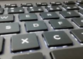 ¿Te habías fijado? Las líneas en relieve bajo la "F" y la "J" del teclado sirven para esto - Foto: Techtudo