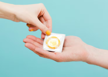 Según principal productor mundial, condones subirán de precio hasta un 30% debido a la guerra en Irán - Foto: Freepik