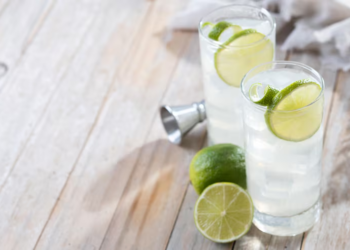 La forma en que bebes agua con limón puede cambiar por completo su efecto en el cuerpo - Foto: Freepik