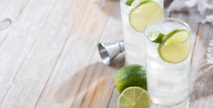 La forma en que bebes agua con limón puede cambiar por completo su efecto en el cuerpo - Foto: Freepik