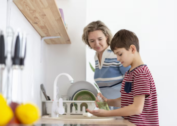 Las tareas domésticas en la infancia contribuyen a que los adultos sean más responsables y seguros de sí mismos - foto: Freepik