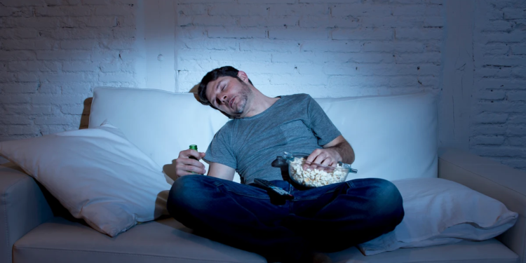 Qué dice la psicología sobre quienes se duermen mientras ven películas o series - Foto: Onda Cero