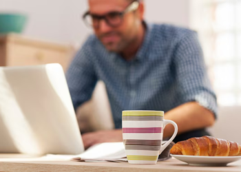 Por qué no deberías tomar desayuno frente al computador - Foto: Freepik
