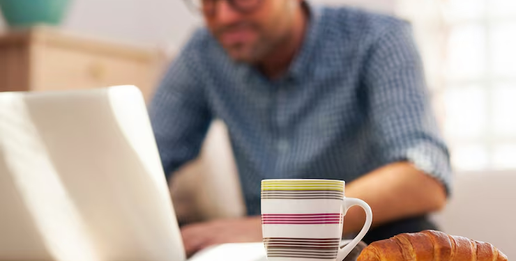 Por qué no deberías tomar desayuno frente al computador - Foto: Freepik